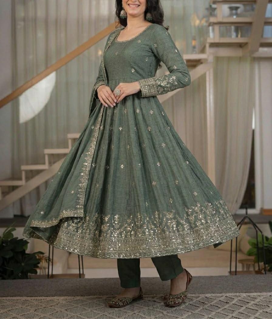 Rich and Elegant look in Green Anarkali