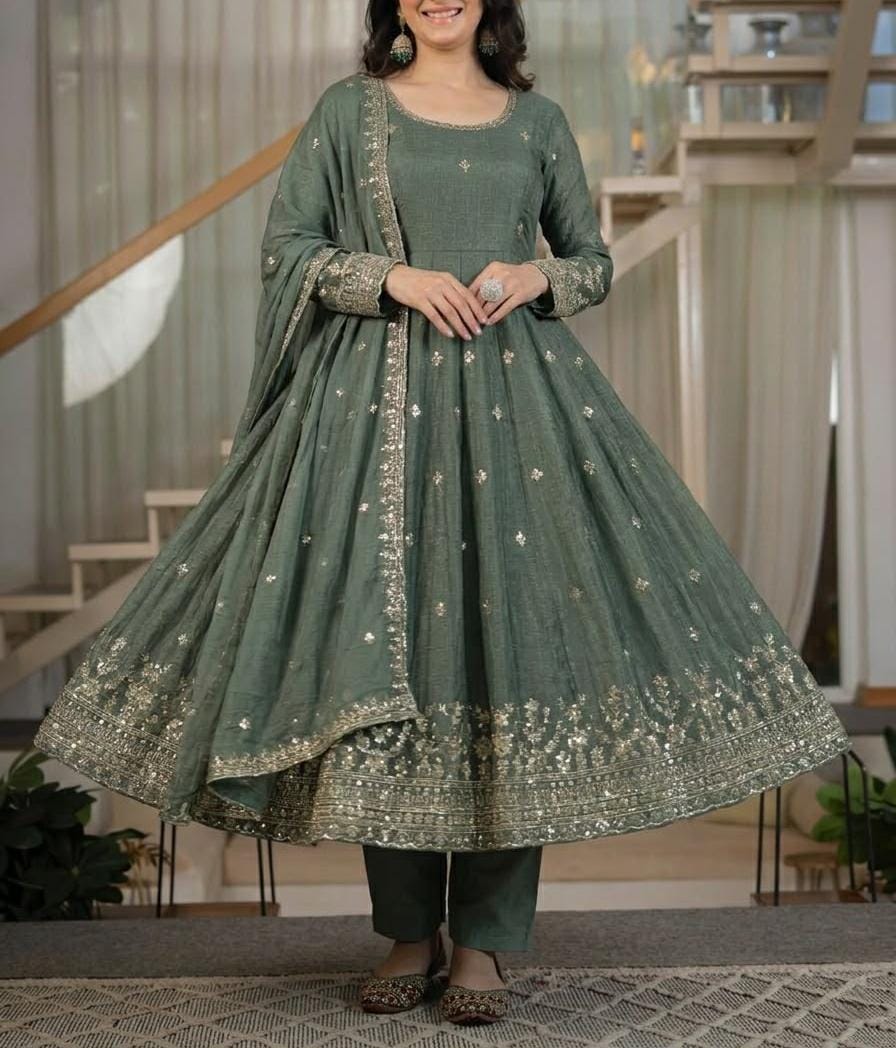 Rich and Elegant look in Green Anarkali
